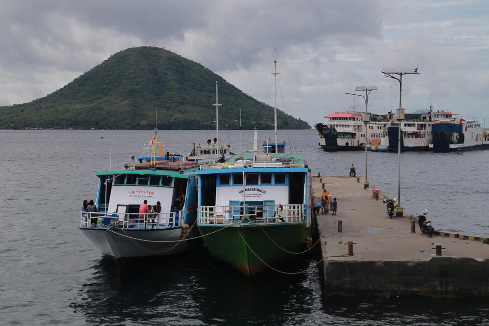 Sejumlah kapal penumpang bersandar di Pelabuhan Bastiong Kota Ternate, Maluku Utara, Senin (9/7/2023). Kantor Kesyahbandaran dan Otoritas Pelabuhan (KSOP) Kelas II Ternate, menghentikan aktivitas penyeberangan kapal seluruh pelayaran antar pulau di wilay