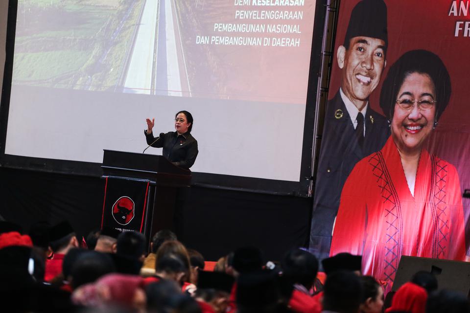 Ketua DPP PDI Perjuangan, yang juga Ketua DPR RI Puan Maharani memberikan sambutan pada acara Bimbingan Teknis (Bimtek) Anggota DPRD PDI Perjuangan Tingkat Provinsi dan Kabupaten/Kota se-Indonesia di Jakarta, Senin (9/1/2023). Kegiatan Bimtek tersebut dil