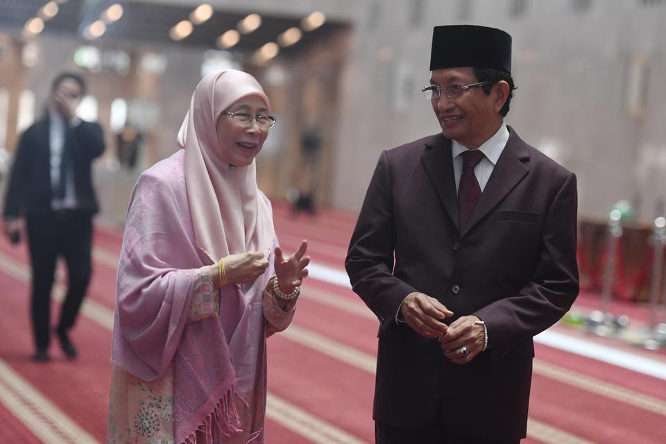 Imam Besar Masjid Istiqlal Nasaruddin Umar (kanan) saat mendampingi Istri Perdana Menteri Malaysia Anwar Ibrahim, Wan Azizah Wan Ismail (kiri) ke Masjid Istiqlal di Jakarta, Senin (9/1/2023). 