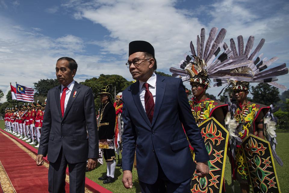 Presiden Joko Widodo (kiri) bersama Perdana Menteri Malaysia Anwar Ibrahim (kanan) memeriksa pasukan di Istana Kepresidenan Bogor, Jawa Barat, Senin (9/1/2023). Presiden Joko Widodo menerima kunjungan kenegaraan Perdana Menteri Malaysia Anwar Ibrahim di I
