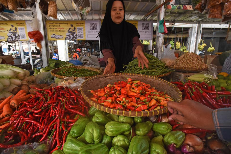 Pedagang sayur melayani pembeli cabai rawit di Pasar Induk Rau Kota Serang, Banten, Senin (9/1/2023). 