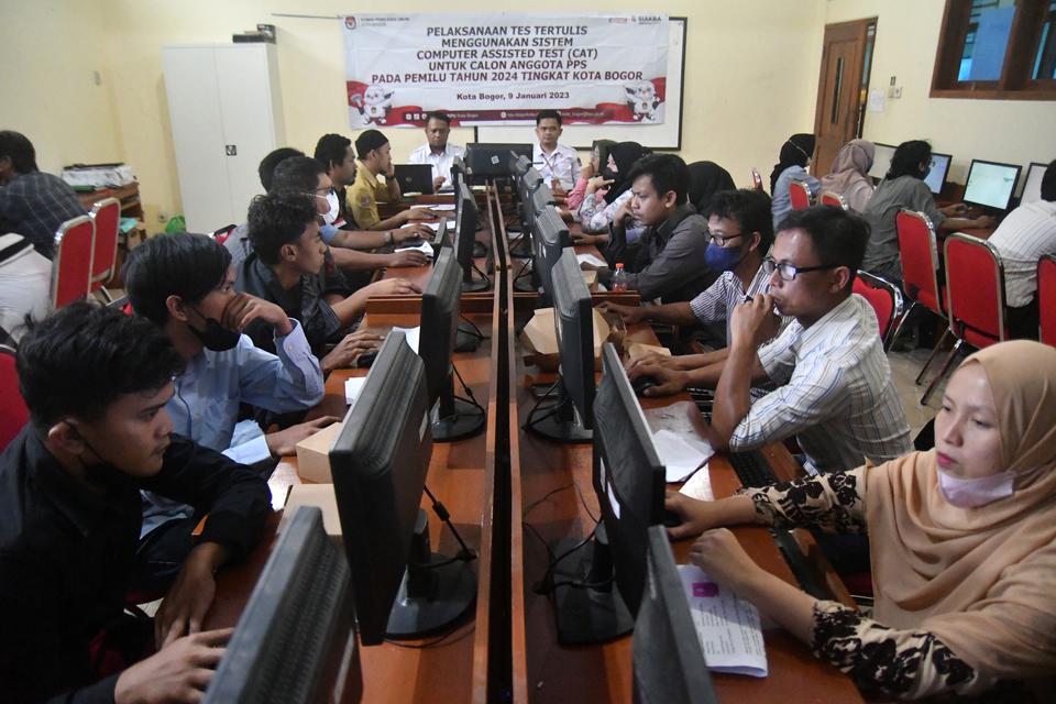 Sejumlah peserta mengikuti tes tertulis menggunakan sistem Computer Assisted Test (CAT) di Laboratorium Komputer SMK Pesat, Kota Bogor, Jawa Barat, Senin (9/1/2023). KPU Kota Bogor melaksanakan tes tertulis dengan menggunakan sistem CAT bagi calon anggota