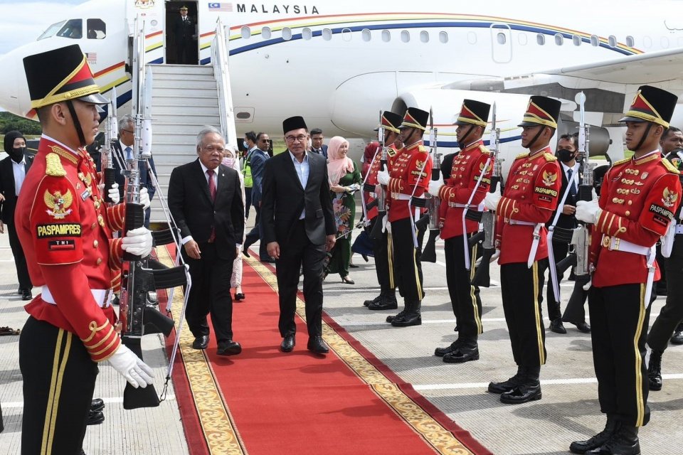 Menteri Pekerjaan Umum dan Perumahan Rakyat Basuki Hadimuljono menyambut kedatangan Perdana Menteri Malaysia Yang Mulia Dato' Seri Anwar Ibrahim di Bandara Soekarno-Hatta Cengkareng, Banten, Minggu (8/1/2023). 