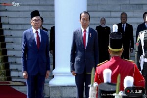 Presiden Joko Widodo saat menerima kedatangan Perdana Menteri Malaysia Anwar Ibrahim di Istana Bogor, Senin (9/1). Foto: Youtube/Sekretariat Presiden.