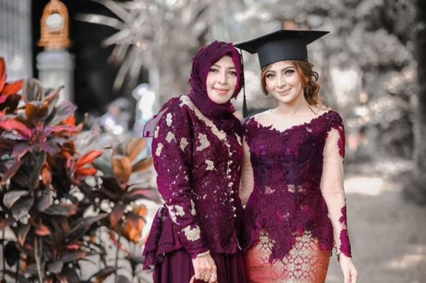 Sarah Kiehl dan Ibu Saat Wisuda