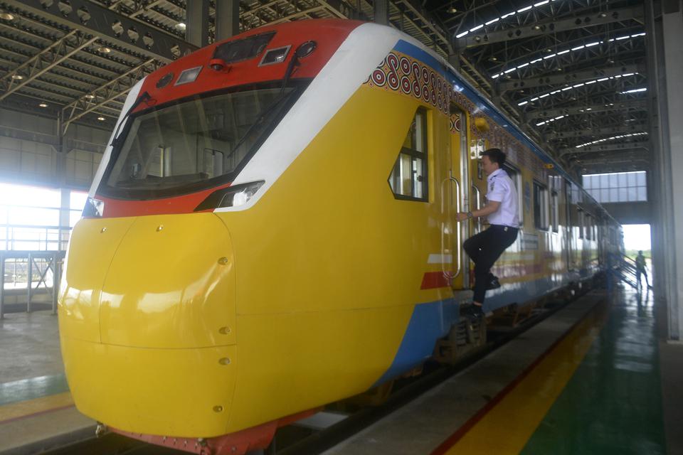 Seorang masinis bersiap mengoperasikan kereta api di Stasiun Kabupaten Maros, Sulawesi Selatan, Selasa (10/1/2023). Jalur pengoperasian kereta api Makassar-Pare Pare saat ini memiliki jalur sepanjang 80 kilometer dengan melintasi sembilan stasiun, diantar