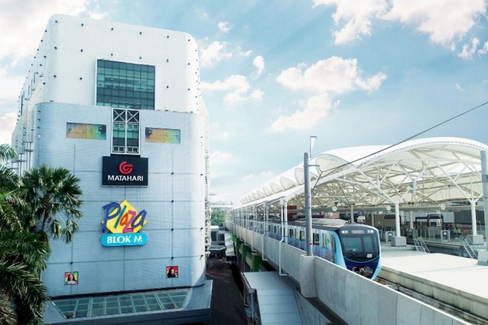 Blok M Plaza terkoneksi dengan Stasiun MRT Jakarta.