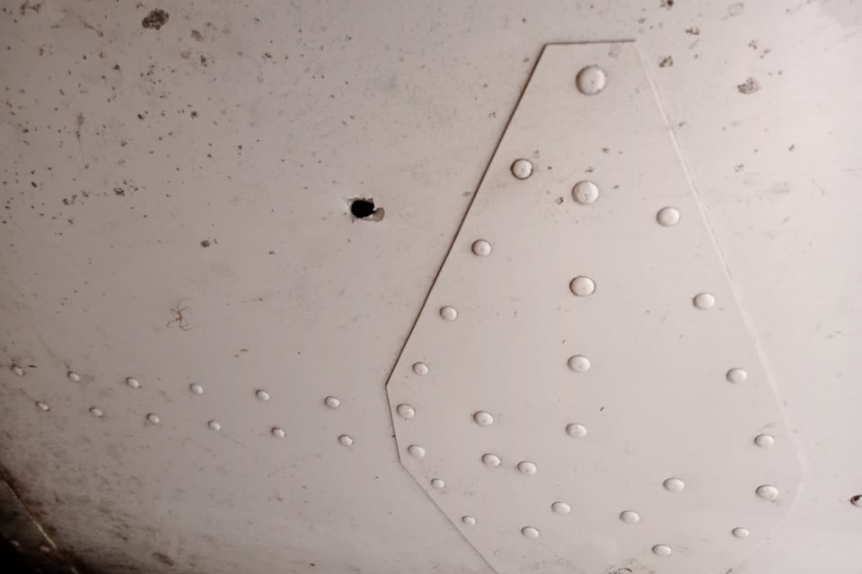 Lobang bekas peluru di pesawat Trigana Air yang ditembak saat akan mendarat di Bandara Oksibil, Papua, Senin (9/11).