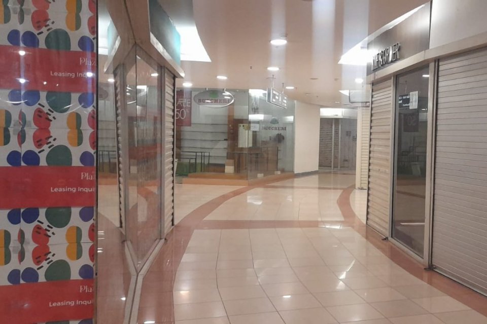 Suasana mal Plaza Semanggi yang sepi dan sebagian tokonya sudah tutup, Selasa (10/1).