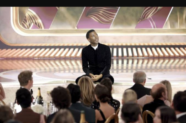 Jerrod Carmichael saat Stand Up di Golden Globe Awards 2023