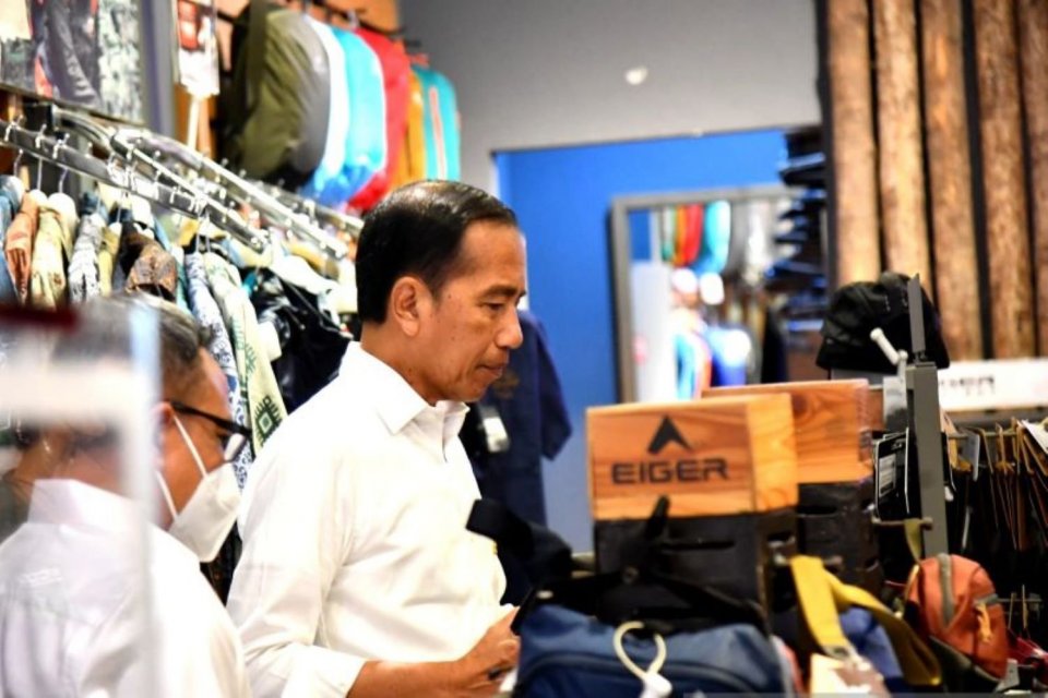 Presiden Jokowi berbelanja di salah satu toko di pusat perbelanjaan Kota Kasablanka (Kokas) Jakarta pada Kamis (12/1/2023)