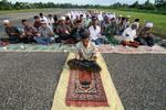 WARGA SHALAT MEMINTA HUJAN DI ACEH