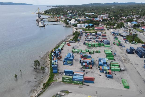 Foto udara suasana pelabuhan yang berada disekitar Kawasan Ekonomi Khusus (KEK) di Pantoloan, Palu, Sulawesi Tengah, Sabtu (14/1/2023). Pemerintah berharap KEK di Indonesia dapat meningkatkan realisasi investasi pada 2023 sebesar Rp61,9 triliun dan dapat 