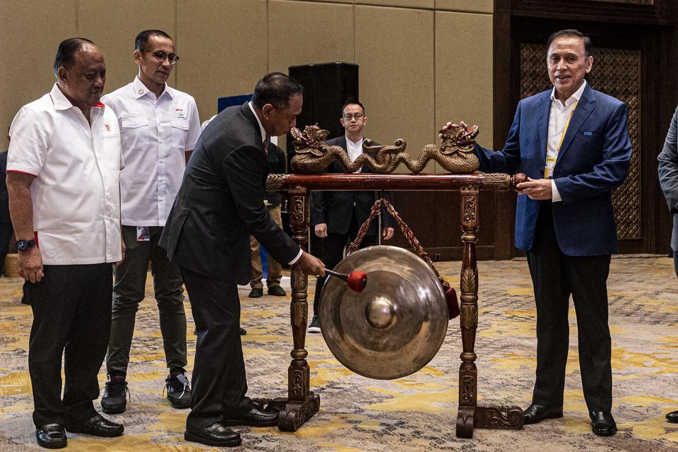 Menpora Zainudin Amali (kedua kanan) disaksikan Ketua Umum KONI Pusat Marciano Norman (kiri), dan Ketua Umum PSSI Mochamad Iriawan (kanan) memukul gong saat membuka Kongres Biasa PSSI 2023 di Jakarta, Minggu (15/1/2023). Kongres Biasa PSSI 2023 tersebut m