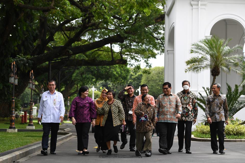 Ketua Komnas HAM Atnike Nova Sigiro (kedua kiri) beserta jajaran berjalan usai bertemu Presiden Joko widodo di Istana Merdeka, Jakarta, Senin (16/1/2023). Presiden Joko Widodo menerima anggota Komnas HAM periode 2022-2027 dan membahas penyelesaian pelangg