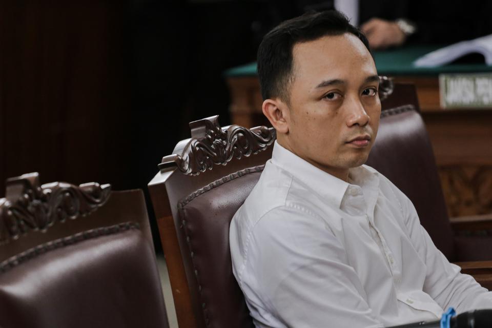 Terdakwa kasus pembunuhan berencana terhadap Nofriansyah Yousa Hutabarat atau Brigadir J, Ricky Rizal menjalani sidang di Pengadian Negeri Jakarta Selatan, Senin (16/1/2023). 