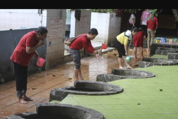 Mandi di Tujuh Sumur Vihara Gayatri