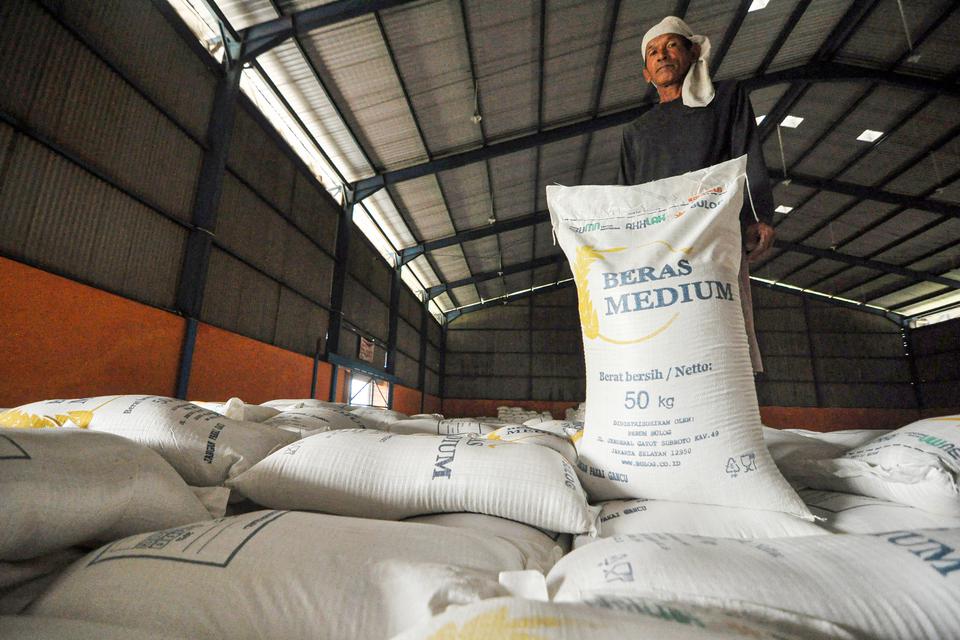 Pekerja memperlihatkan beras medium di Gudang Bulog Baru (GBB) Sidomulyo, Kota Bengkulu, Provinsi Bengkulu, Selasa (17/1/2023). Direktur Utama Bulog Budi Waseso menyatakan tidak ada lagi beras impor yang masuk ke Indonesia pada Maret 2023.