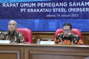 Purwono Widodo (kanan) resmi diangkat sebagai Direktur Utama Krakatau Steel yang baru menggantikan Silmy Karim