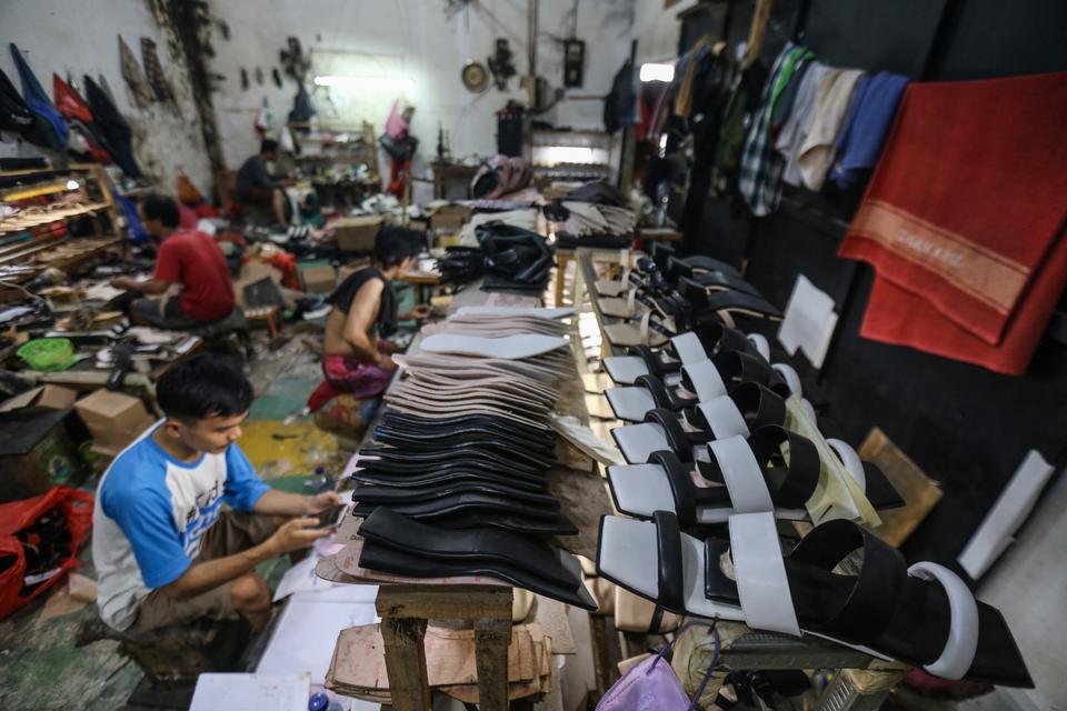 Pekerja menyelesaikan produksi alas kaki di OB Shoes, Bojongsari, Depok, Jawa Barat, Jumat (20/1/2023). 