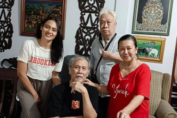 Ine Febriyanti Jenguk Nano Riantiarno