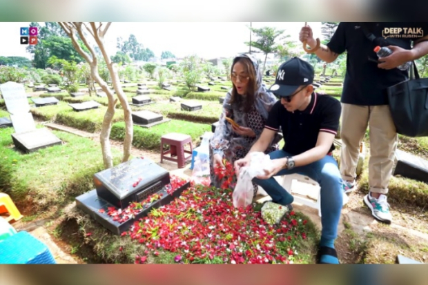 Ruben Onsu dan Bunda Corla kunjungi makam Olga Syahputra