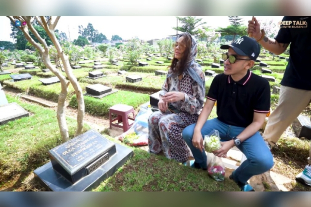 Ruben Onsu dan Bunda Corla kunjungi makam Olga Syahputra