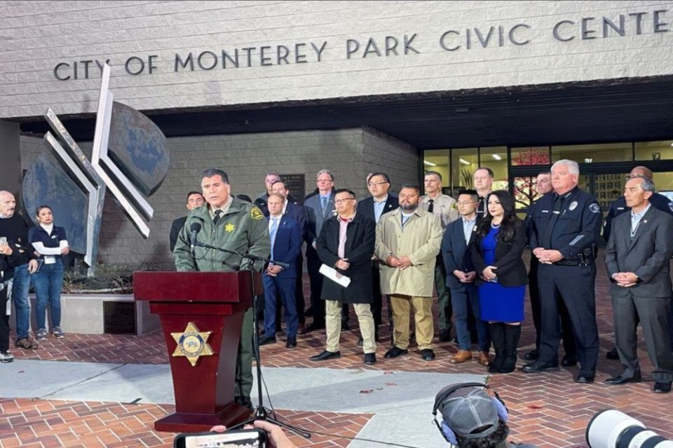 Sheriff County Los Angeles, Robert Luna dalam konferensi pers setelah penembakan selama perayaan Tahun Baru Imlek, di Monterey Park, California, Amerika Serikat, Minggu 22 Januari 2023.