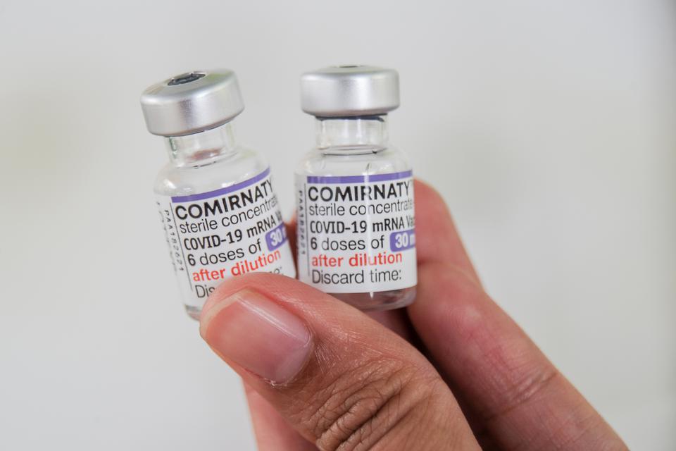 Petugas kesehatan menunjukkan vial vaksin COVID-19 penguat (booster) kedua atau dosis keempat di UPT Puskesmas Sukagalih, Bandung, Jawa Barat, Rabu (25/1/2023). Kementerian Kesehatan mengumumkan program vaksin COVID-19 penguat kedua bagi masyarakat umum b