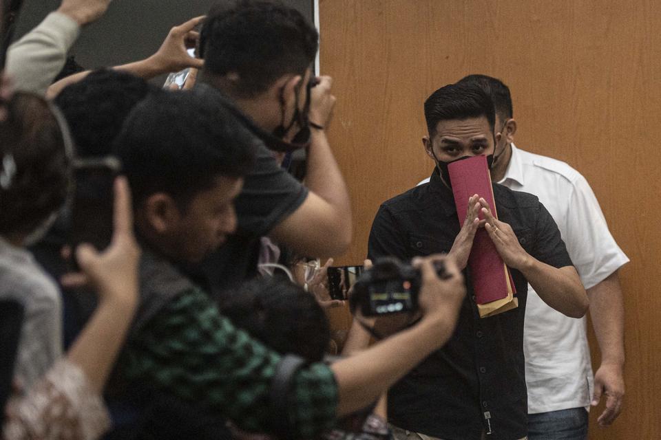 Terdakwa kasus pembunuhan berencana Brigadir Yosua Hutabarat, Richard Eliezer alias Bharada E tiba untuk menjalani sidang dengan agenda pembacaan pledoi di Pengadilan Negeri Jakarta Selatan, Jakarta, Rabu (25/1/2023).