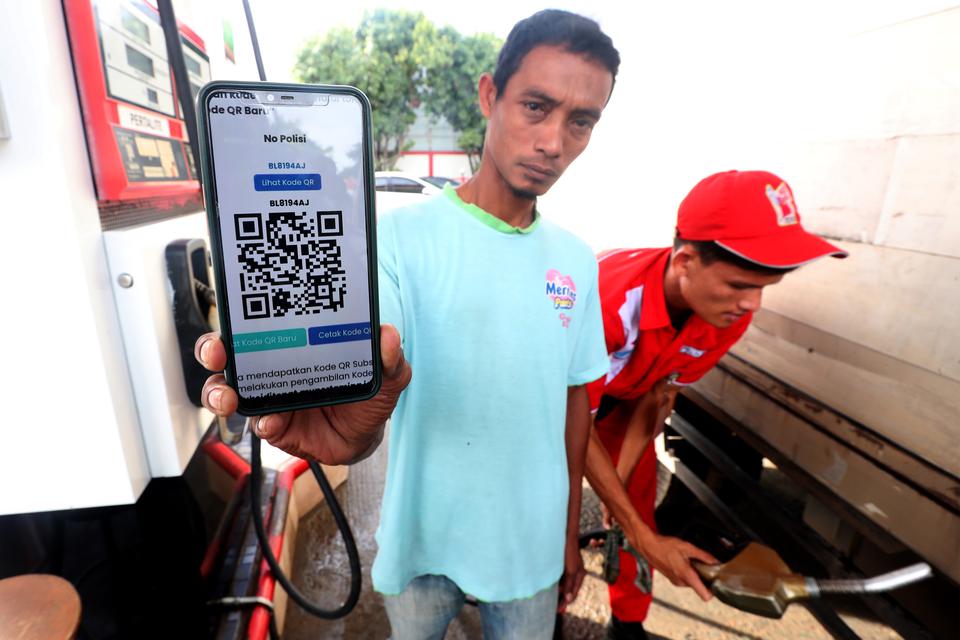 Pengguna Bahan Bakar Minyak (BBM) bersubsidi memperlihatkan Quick Response (QR) Code saat pengisian BBM di salah satu SPBU Pertamina, Banda Aceh, Aceh, Kamis (26/1/2023). PT Pertamina Patra Niaga mulai melakukan uji coba penyaluran BBM bersubsidi dengan m