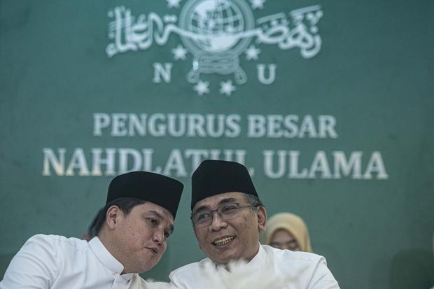 Ketua Umum Pengurus Besar Nahdlatul Ulama (PBNU) Yahya Cholil Staquf (kanan) berbincang dengan Menteri BUMN Erick Thohir dalam konferensi pers terkait Resepsi Puncak Satu Abad Nahdlatul Ulama (NU) di Plaza PBNU, Jakarta, Jumat (27/1/2023). PBNU akan menye