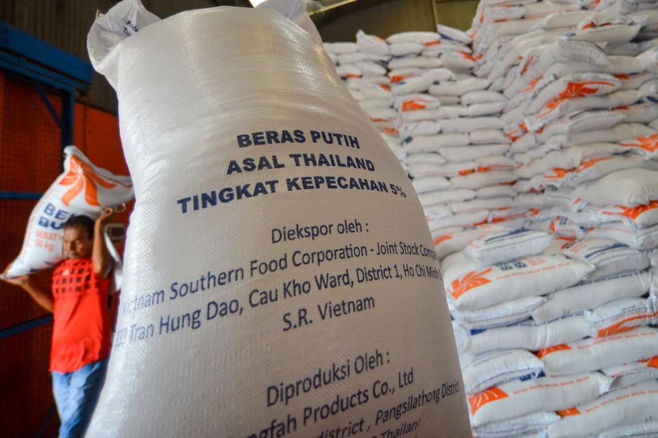 Pekerja memindahkan karung berisi beras impor di Gudang Bulog Divre Sumatera Barat, di Padang, Selasa (31/1/2023). 