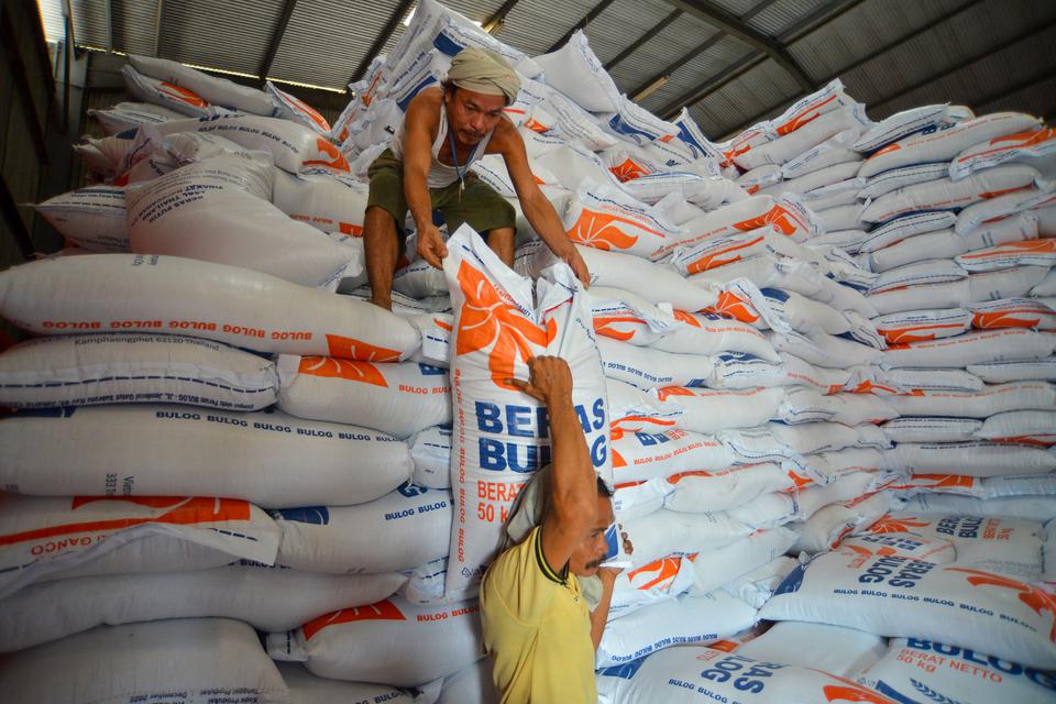 Pekerja memindahkan karung berisi beras impor di Gudang Bulog Divre Sumatera Barat, di Padang, Selasa (31/1/2023). Perum Bulog Sumbar menerima pasokan 5.000 ton beras impor kualitas medium asal Thailand untuk kebutuhan cadangan pangan provinsi tersebut.