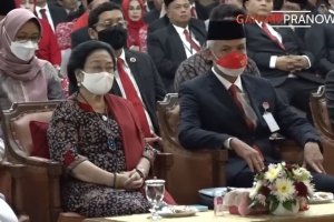 Ketua Umum PDIP Megawati Soekarnoputri dan Gubernur Jawa Tengah Ganjar Pranowo saat pelantikan Wali Kota Semarang, Senin (30/1). Foto: Youtube/Ganjar 