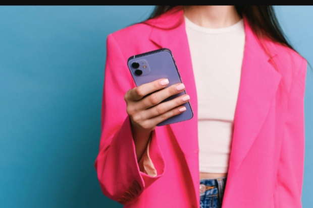 Ilustrasi Pakai Ponsel