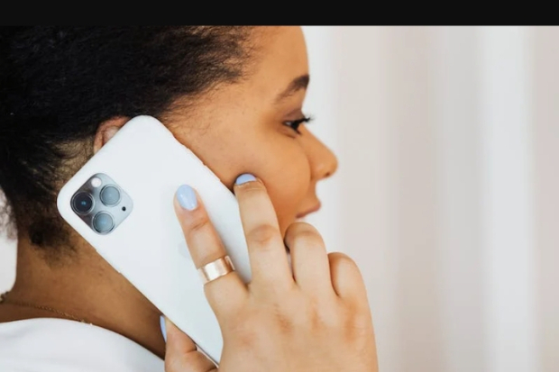 Ilustrasi Pakai Ponsel