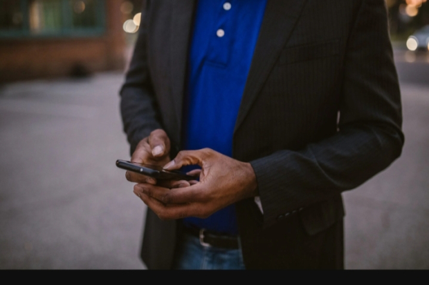 Ilustrasi Pakai Ponsel