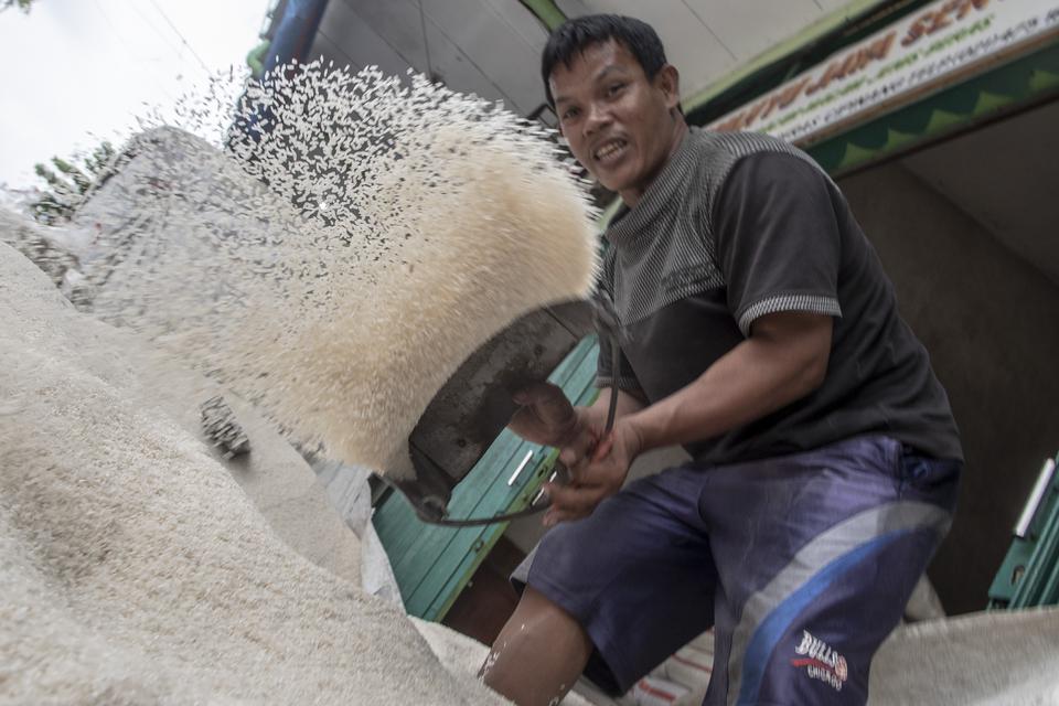 Pekerja memilah beras di Pasar Induk Beras Cipinang , Jakarta, Kamis (2/2/2023). Harga beras melambung tinggi akibat stok menipis.