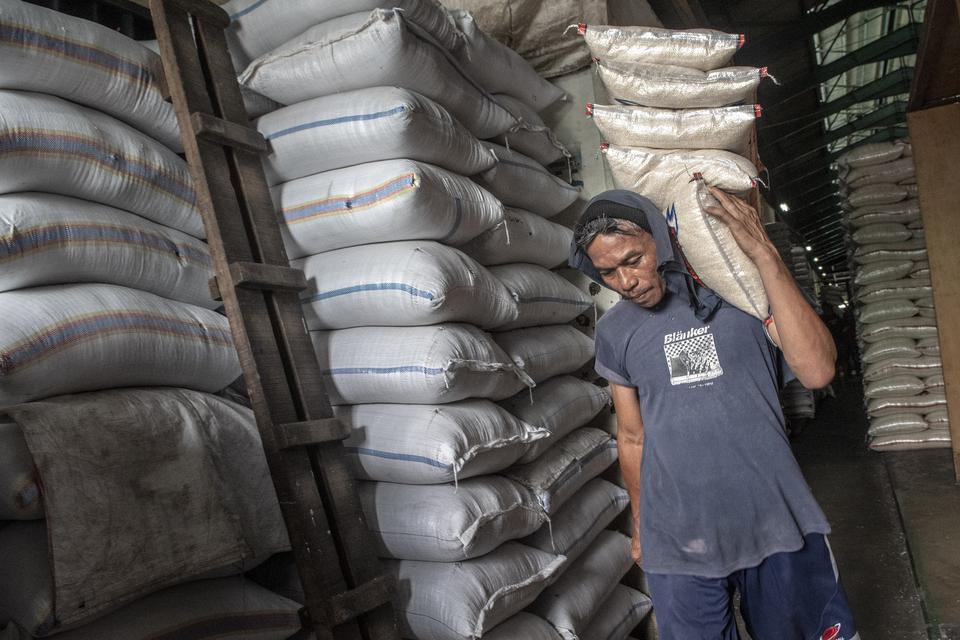 Pekerja membawa beras di Pasar Induk Beras Cipinang , Jakarta, Kamis (2/2/2023). Direktur Utama Bulog, Budi Waseso mengakui adanya mafia beras dimana hal tersebut menjadi salah satu penyebab kenaikan harga beras di pasar.