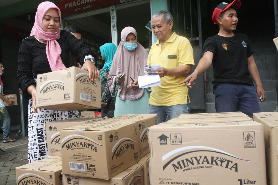 Sejumlah pedagang membeli minyak goreng subsidi MinyaKita untuk dijual kembali dalam operasi pasar di Pasar Sawojajar, Malang, Jawa Timur, Jumat (3/2/2023). Operasi pasar tersebut dilakukan di sejumlah pasar rakyat untuk menekan harga minyak goreng sekali
