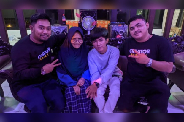 Bang Brew alias Irfan Jayani bersama Ibu Eny dan Tiko