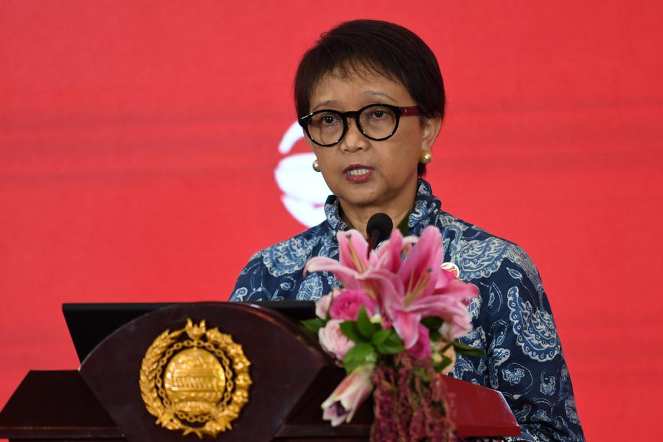 Menteri Luar Negeri Retno Marsudi menyampaikan hasil ASEAN Foreign Minister Meeting (AMM) Retreat 2023 dalam konferensi pers di Sekretariat ASEAN, Jakarta, Sabtu (4/2/2023). AMM Retreat 2023 menghasilkan kesepakatan negara-negara anggota ASEAN dalam menyi
