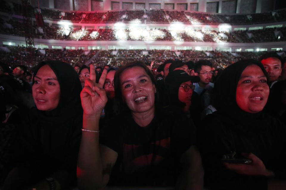 Sejumlah penonton menyaksikan konser Dewa 19 di Jakarta International Stadium (JIS), Jakarta, Sabtu (4/2/2023). Konser bertajuk "Pesta Rakyat Dewa 19" dalam rangka 30 tahun grup musik Dewa 19 berkarya.