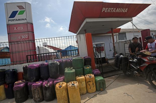 Petugas mengisi bahan bakar minyak (BBM) jenis solar ke jeriken milik nelayan di SPBU khusus untuk nelayan di Pelabuhan Perikanan Karangantu, Serang, Banten, Minggu (5/2/2023). Menteri Kelautan dan Perikanan (KKP) Sakti Wahyu Trenggono menyatakan pihaknya