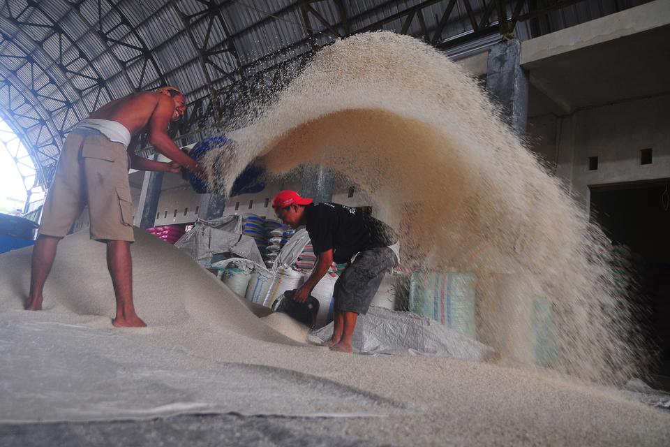 Pekerja mencampur beras di Pasar Baru, Wergu Wetan, Jati, Kudus, Jawa Tengah, Senin (6/2/2023). Menurut pedagang, harga beras di tingkat tengkulak di pasar itu naik sejak sepekan terakhir dari Rp10.600 menjadi Rp11.350 per kilogram untuk beras medium seda