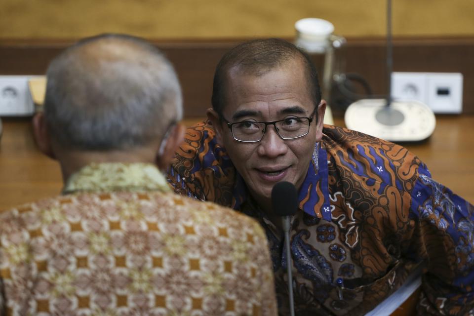 Ketua KPU Hasyim Asyari (kanan) menyapa anggota DPR saat rapat kerja bersama Komisi II DPR di Kompleks Parlemen, Senayan, Jakarta, Senin (6/2/2023). 