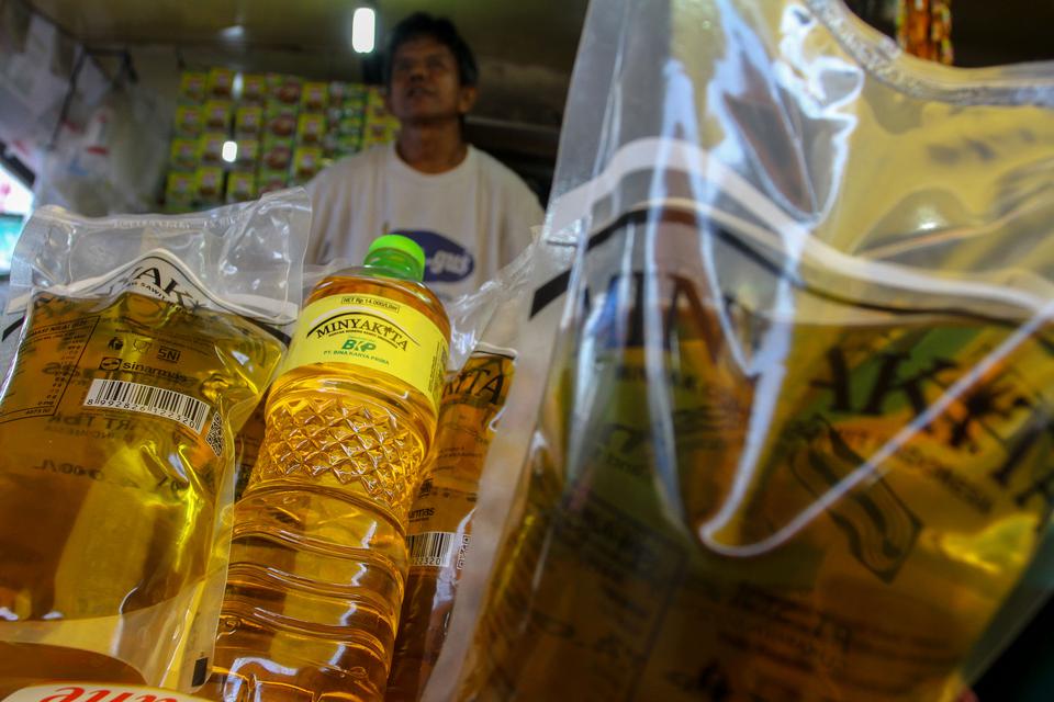 Pedagang memperlihatkan minyak goreng kemasan bersubsidi Minyakita di salah satu Pasar Tradisional di Pekanbaru, Riau, Selasa (7/2/2023). Guna mengatasi kelangkaan dipasaran, Kementerian Perdagangan akan melakukan penambahan pasokan minyak goreng subsidi 