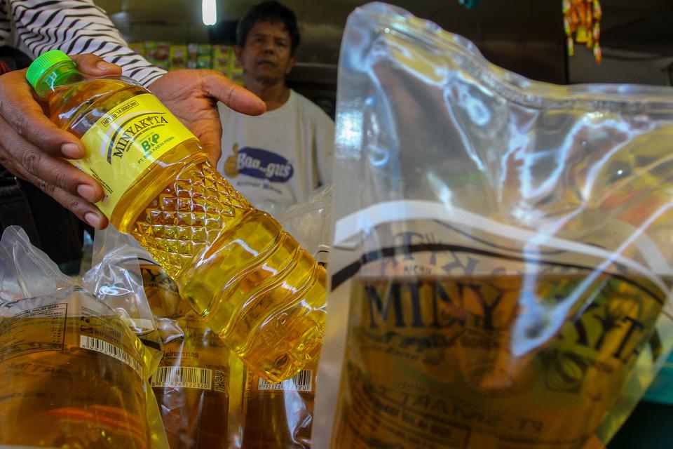 Pedagang memperlihatkan minyak goreng kemasan bersubsidi Minyakita di salah satu Pasar Tradisional di Pekanbaru, Riau, Selasa (7/2/2023). 