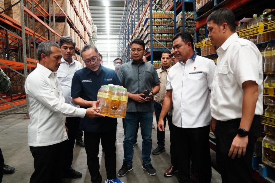 Menteri Perdagangan Zulkifli Hasan meninjau lokasi penemuan 500 ton lebih Minyakita di Jakarta Utara, Selasa (7/2).